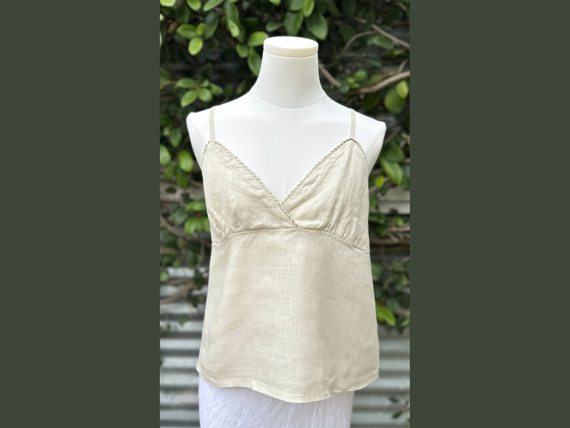 scalloped trim cropped camisole (one size)