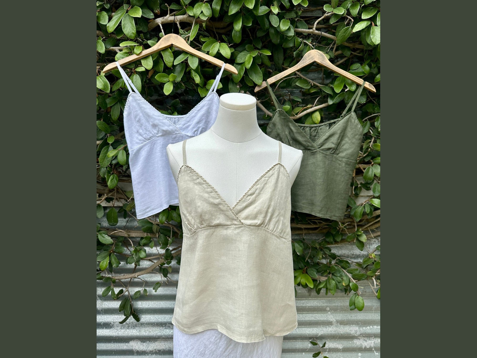 scalloped trim cropped camisole (one size)
