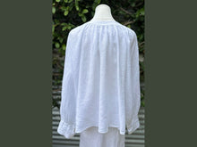 Load image into Gallery viewer, two button linen blouse